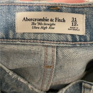 Abercrombie and Fitch Ultra High Rise 90s Straight Jean - light wash sz 31 (12)